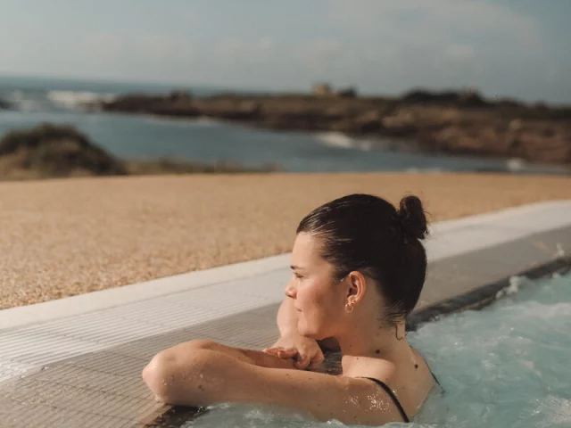 Detente au bord du bassin exterieur de la Thalassotherapie Quiberon