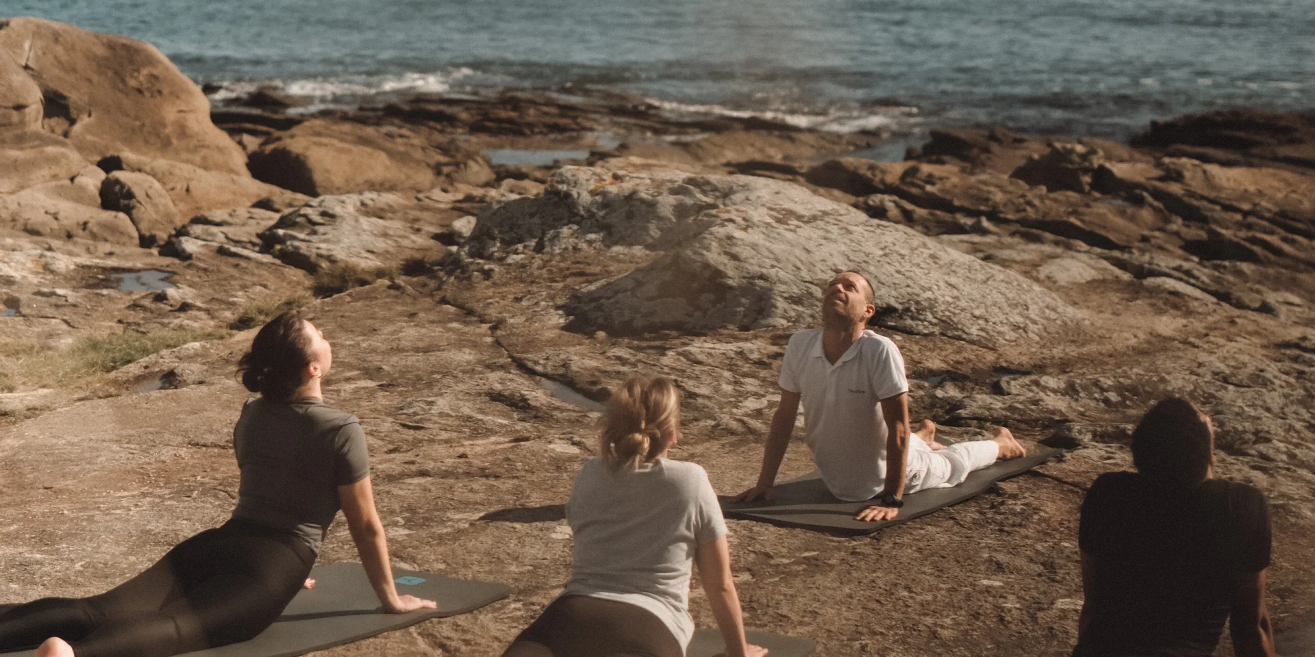 Séance de yoga en bord de mer, Thalassothérapie Quiberon