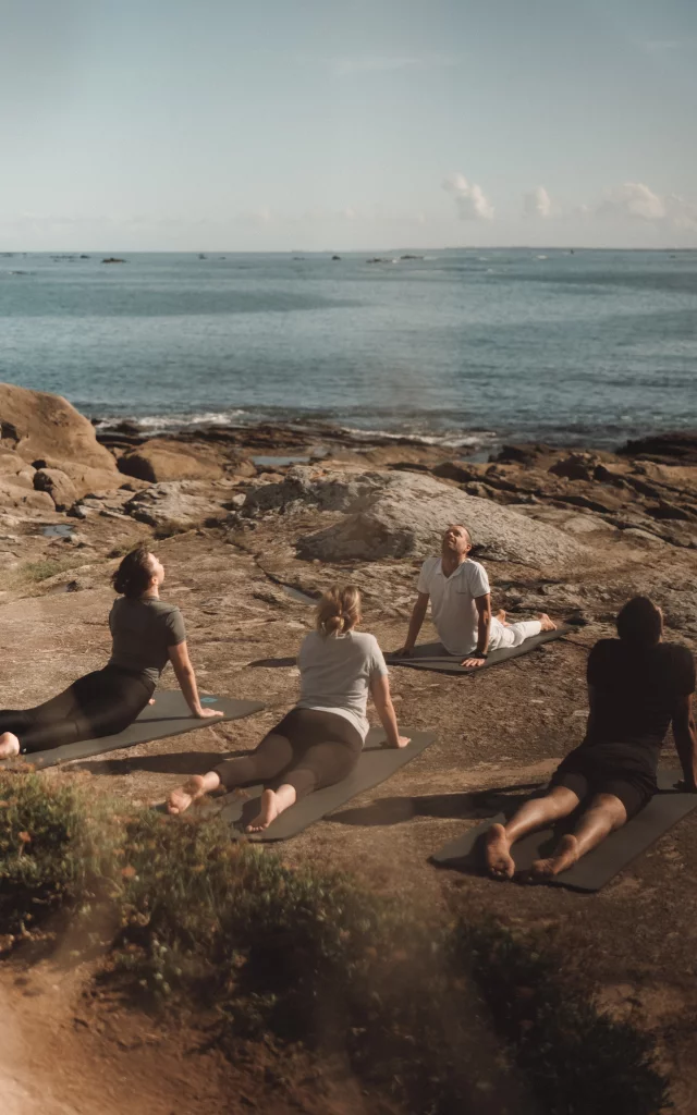 Seance de yoga en bord de mer, Thalassotherapie Quiberon