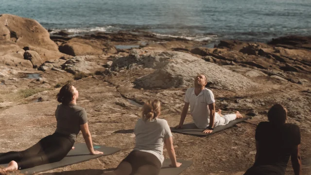Séance de yoga en bord de mer, Thalassothérapie Quiberon