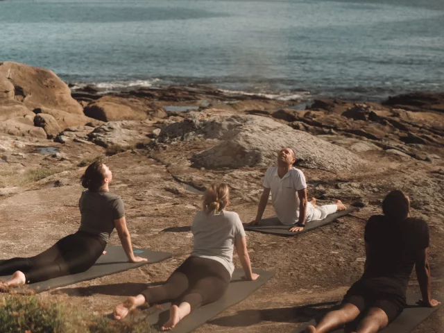 Séance de yoga en bord de mer, Thalassothérapie Quiberon