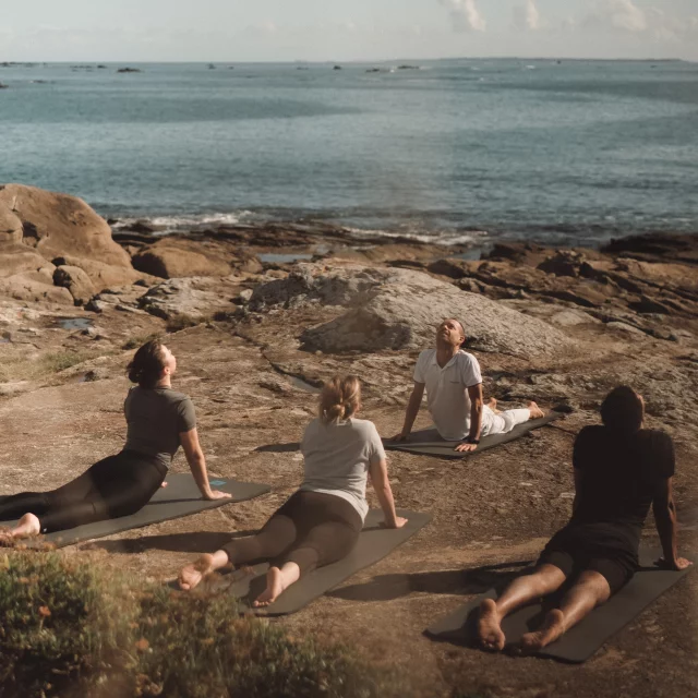 Séance de yoga en bord de mer, Thalassothérapie Quiberon