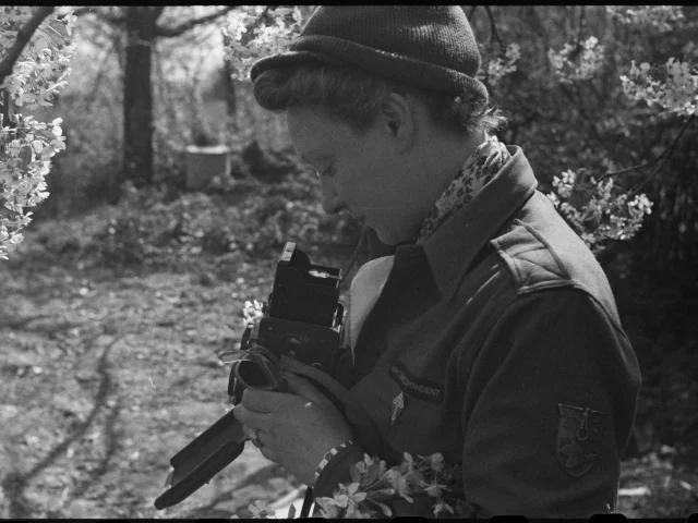 Germaine Kanova, photographe du SCA, équipée d’un Rolleiflex, Bade-Würtemberg, 11 avril 1945.