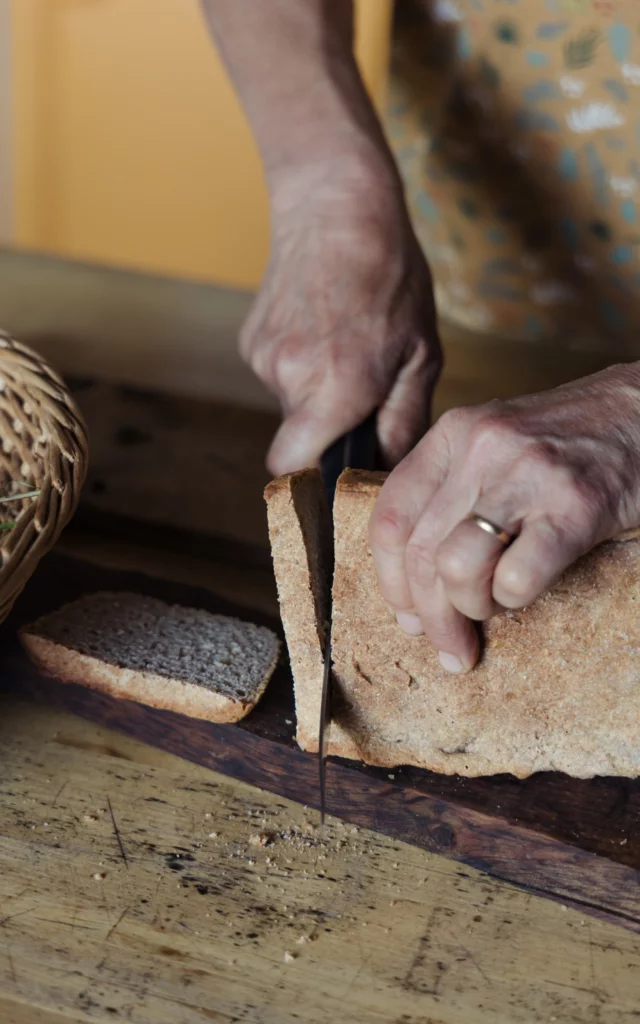 Bais - La Mettrie - Découpe de pain - Gîte Aux Bonnes Herbes