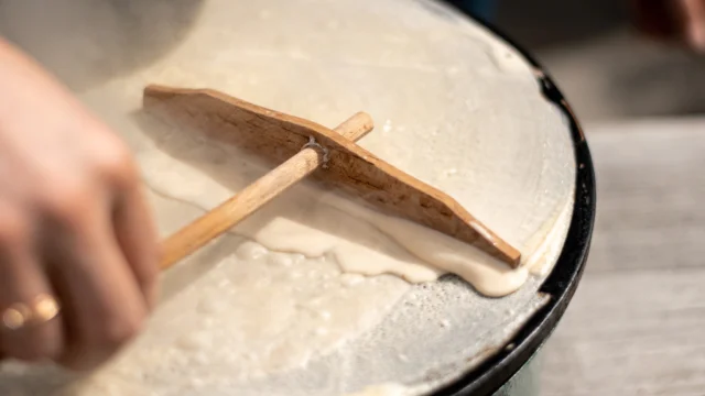 Personne qui fait des crêpes - Crêpière billig