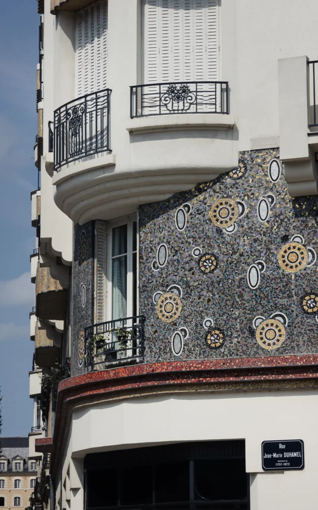 Façade immeuble avec mosaïque d'Odorico, rennes