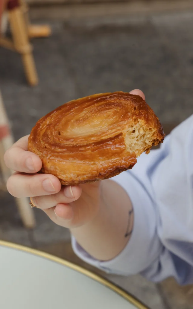 Dégustation de Kouign Amann en terrasse, à Rennes