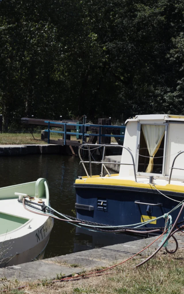 Hédé-Bazouges - Canal d'Ille et Rance - Péniches et écluse