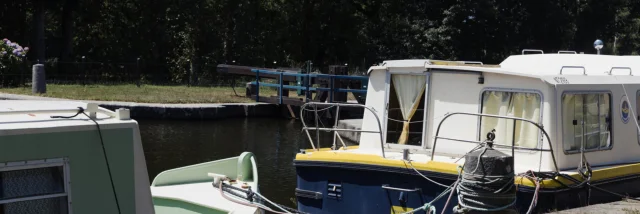 Hédé-Bazouges - Canal d'Ille et Rance - Péniches et écluse
