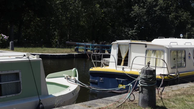 Hédé-Bazouges - Canal d'Ille et Rance - Péniches et écluse