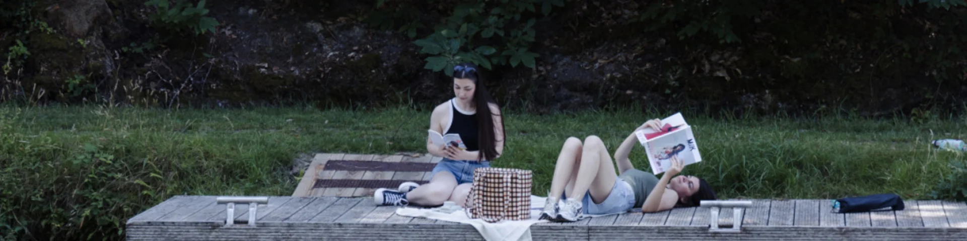 Hédé-Bazouges - Canal d'Ille et Rance - Moment détente entre amies au bord du canal