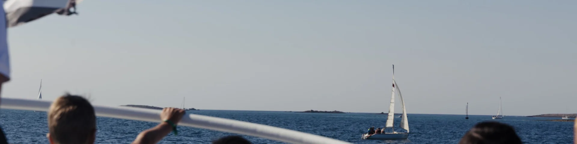 Fouesnant - L'archipel des Glénan - Enfants sur le pont du bateau