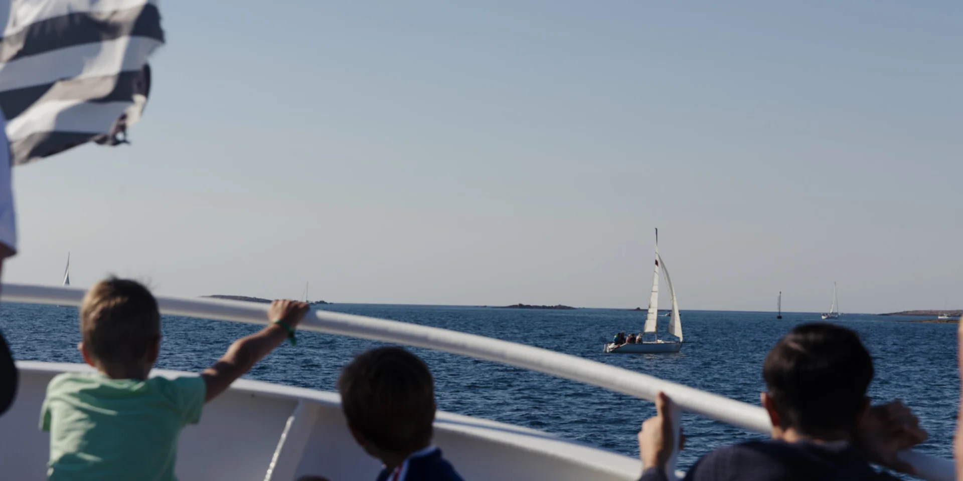 Fouesnant - L'archipel des Glénan - Enfants sur le pont du bateau