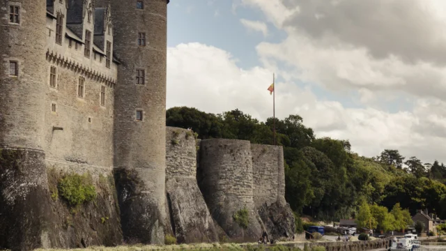 Josselin - Château de Josselin et bateaux sur la rivière de l'Oust