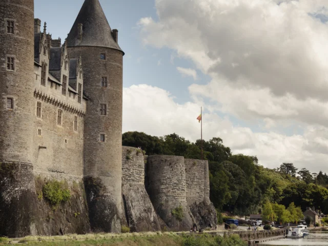 Josselin - Château de Josselin et bateaux sur la rivière de l'Oust