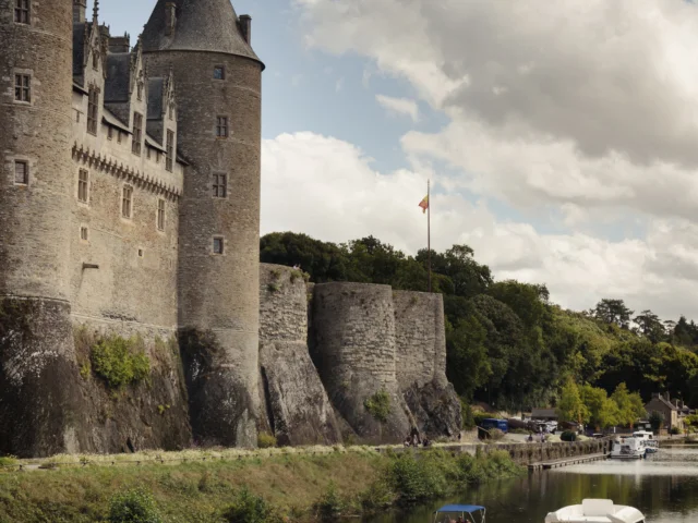 Josselin - Château de Josselin et bateaux sur la rivière de l'Oust