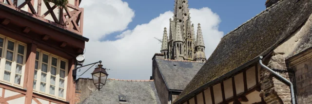 Josselin - Maisons en pans de bois et Basilique Notre-Dame du Roncier