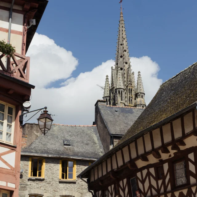 Josselin - Maisons en pans de bois et Basilique Notre-Dame du Roncier