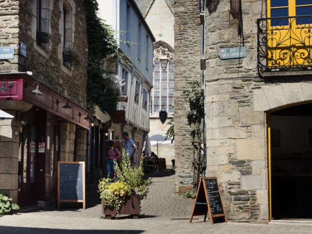 Josselin - Rue et commerces