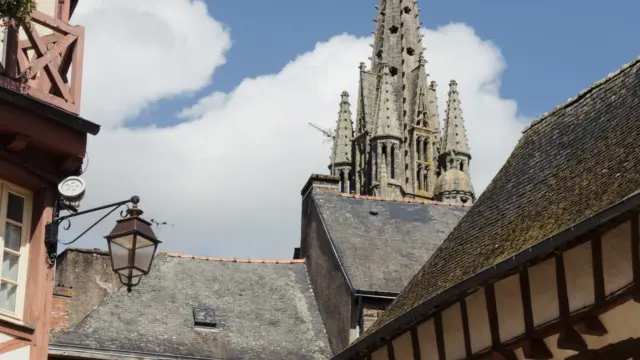 Josselin - Maisons en pans de bois et Basilique Notre-Dame du Roncier