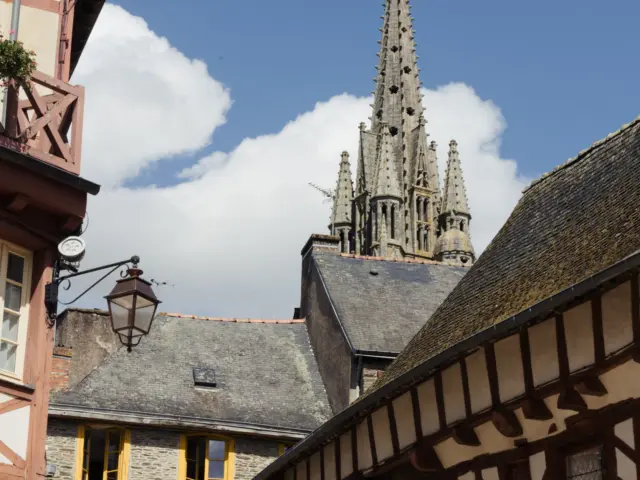 Josselin - Maisons en pans de bois et Basilique Notre-Dame du Roncier