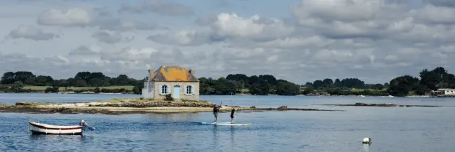 Saint-Cado - Personne en Paddle face à la petite maison aux volets bleus