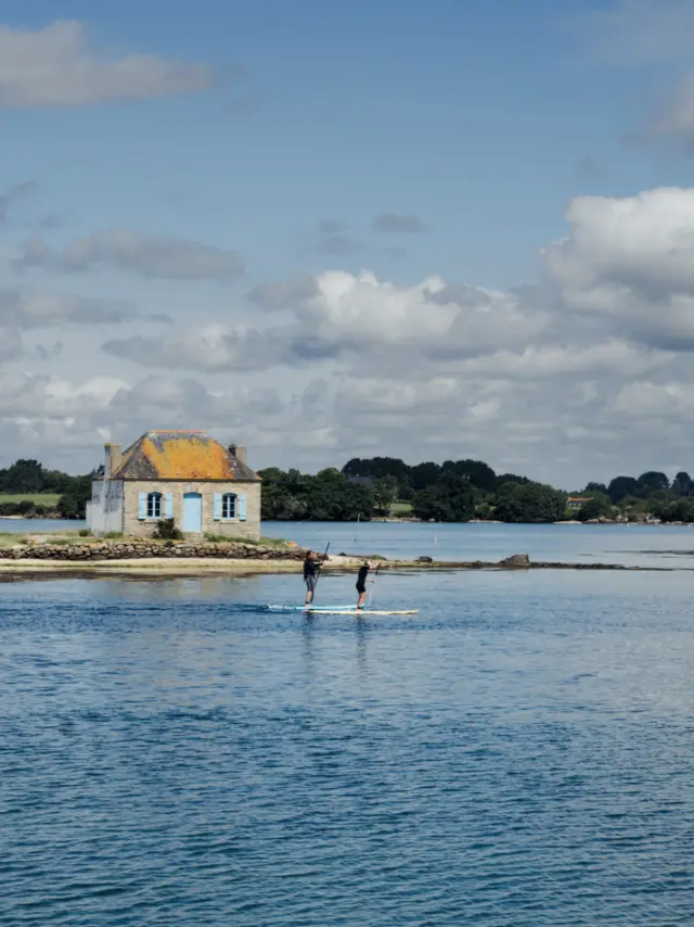 Saint-Cado - Personne en Paddle face à la petite maison aux volets bleus