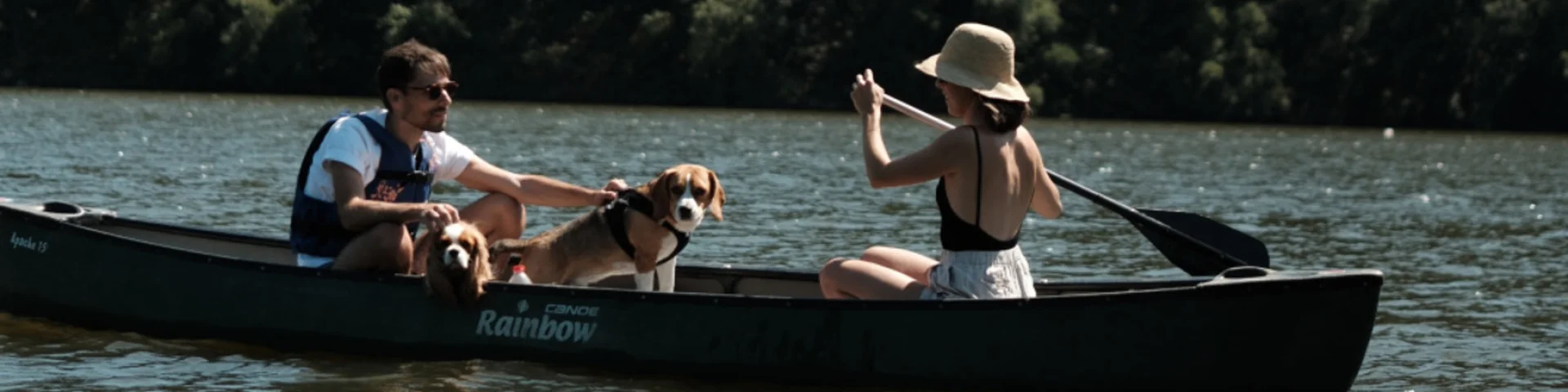 Lac de Guerledan - Couple en kayak sur le lac - Voyage avec chien