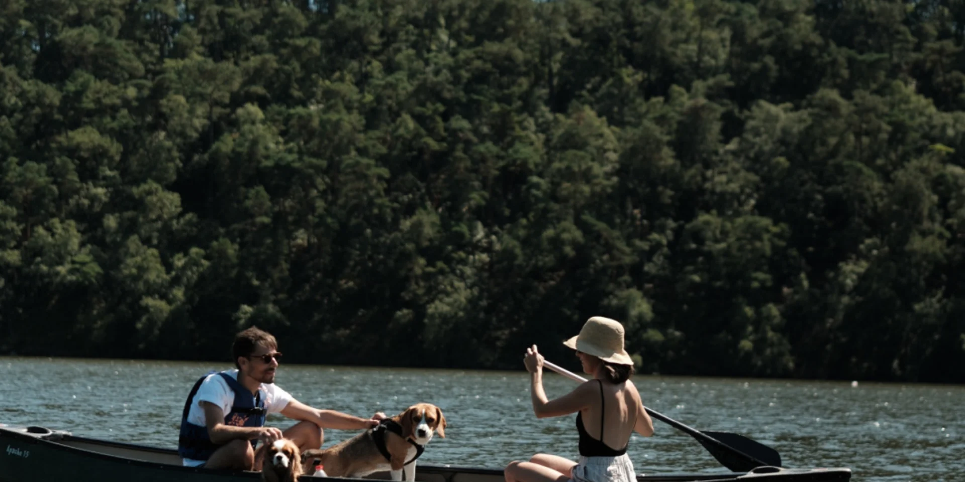 Lac de Guerledan - Couple en kayak sur le lac - Voyage avec chien