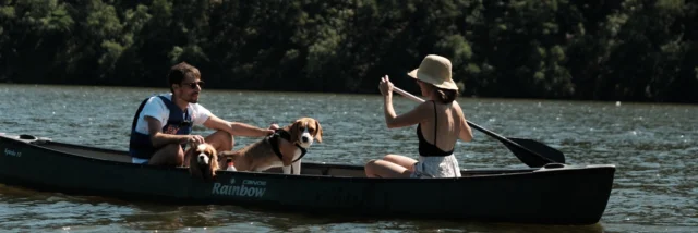 Lac de Guerledan - Couple en kayak sur le lac - Voyage avec chien