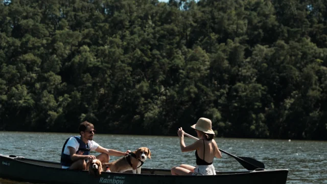 Lac de Guerledan - Couple en kayak sur le lac - Voyage avec chien