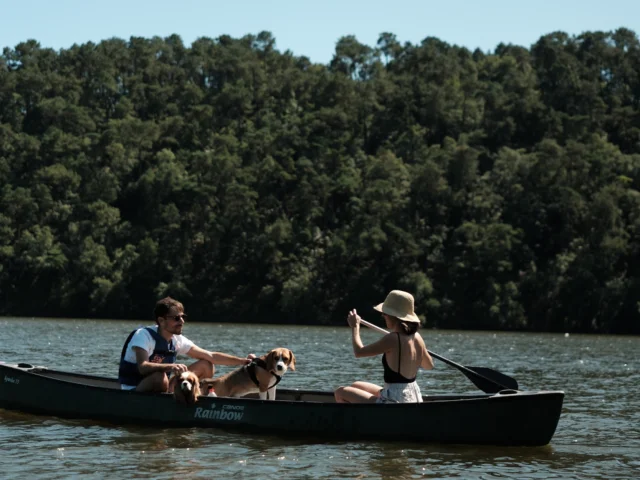 Lac de Guerledan - Couple en kayak sur le lac - Voyage avec chien
