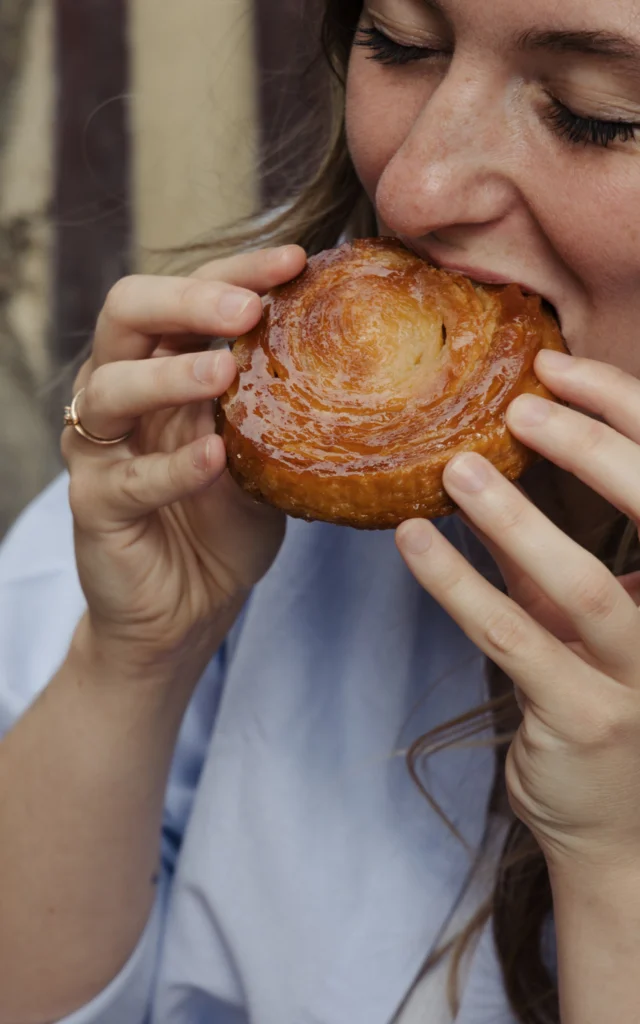 Degustation De Kouign Amann En Terrasse