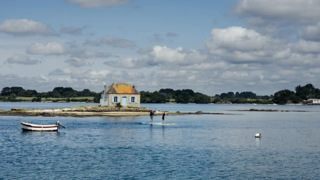 Saint-Cado - Personne en Paddle face à la petite maison aux volets bleus