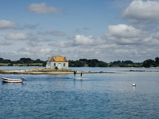 Saint-Cado - Personne en Paddle face à la petite maison aux volets bleus