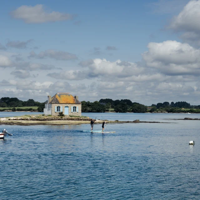 Saint-Cado - Personne en Paddle face à la petite maison aux volets bleus