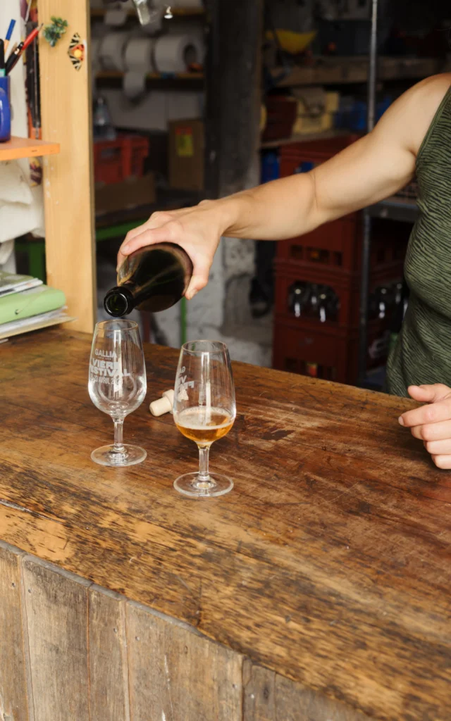 Arradon - Cidrerie du golfe - Verres et bouteille de cidre