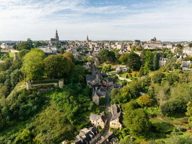 Dinan - Porte du Jerzual - Rue du Petit Fort - Tour de l'Horloge - Basilique Saint-Sauveur - Eglise Saint-Malo -