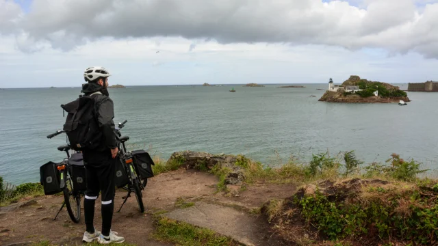 Randonnée à vélo le long de la baie de Morlaix - Vue sur l'Île Louët