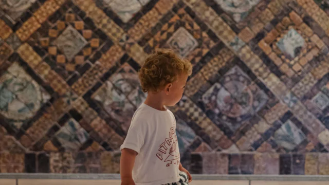 Sarzeau - Château de Suscinio - Salle des pavements de la chapelle - Enfant lors de l'exposition