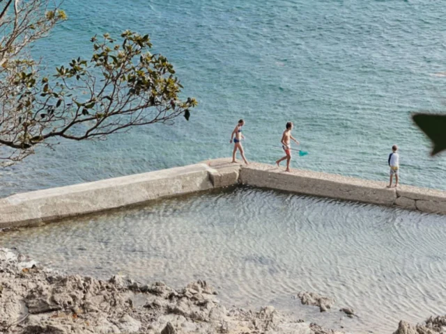 Saint-Briac-sur-Mer - Enfants qui pêchent au bord de l'eau