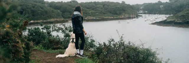 Môelan-Sur-Mer - Promenade sur la côte de Môelan-Sur-Mer avec un chien