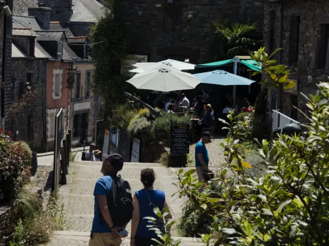 La Gacilly - Ruelle et terrasse
