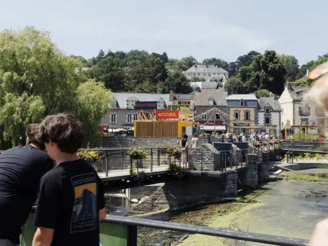 La Gacilly - Pont et accueil du Festival Photo